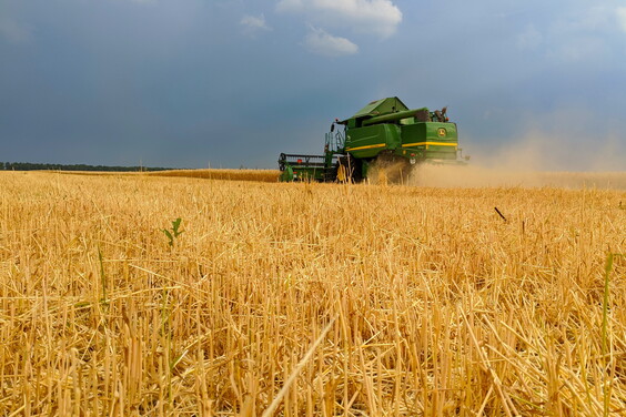 Майже 600 тисяч тонн зерна нового врожаю намолотили у Харківській області