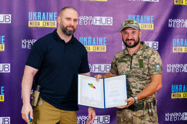 Олег Синегубов вручил волонтерам награды за всестороннюю помощь во время вооруженной агрессии рф против Украины
