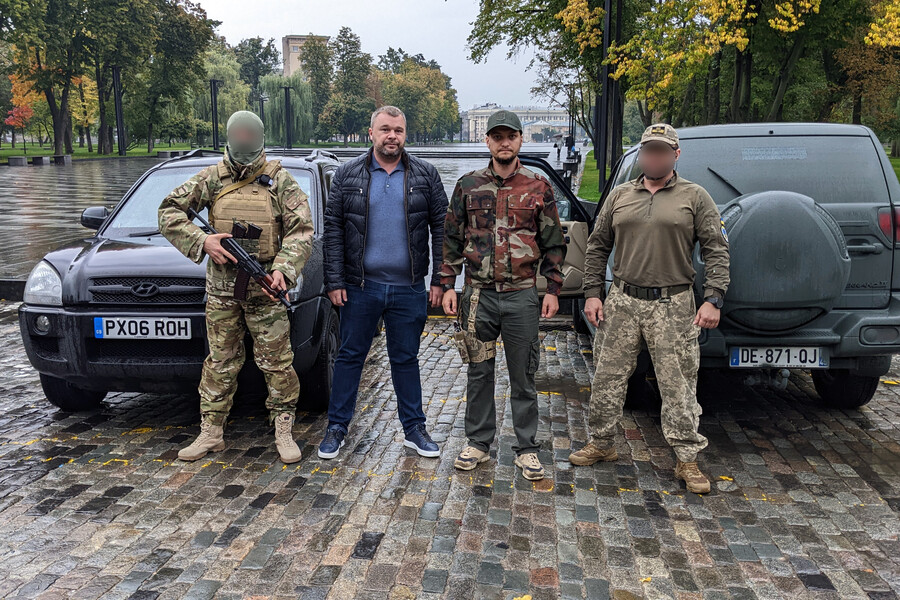 Захисники Харківщини отримали два автомобілі для бойових завдань