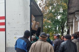 У деокуповане село Піски Радьківські вперше доставили гуманітарну допомогу