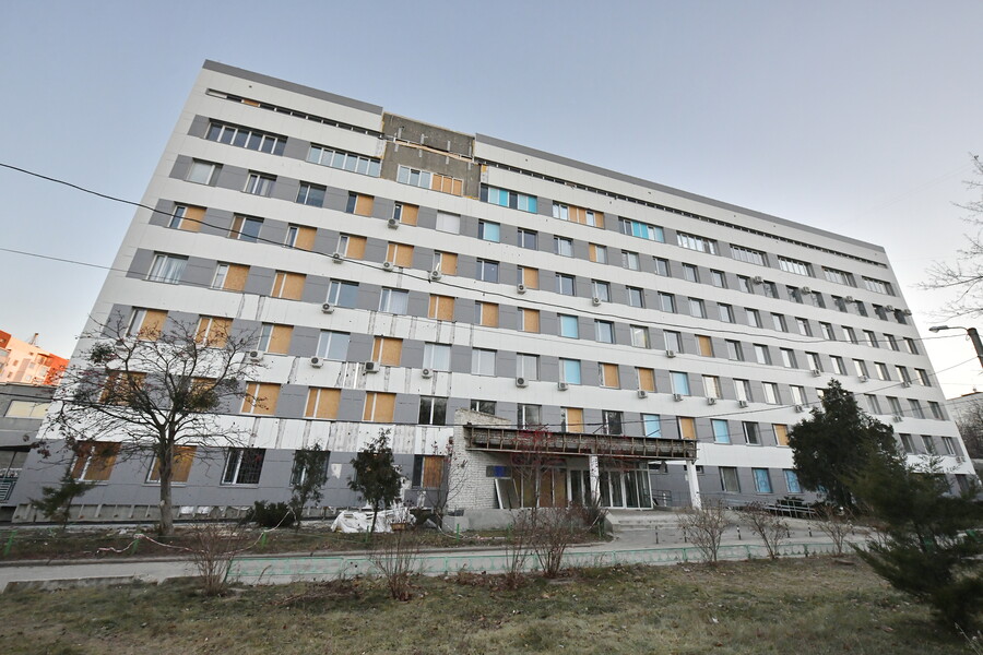 Будівлю Харківської обласної травматологічної лікарні відновлюють після російських обстрілів