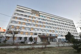 Будівлю Харківської обласної травматологічної лікарні відновлюють після російських обстрілів