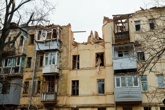 Постраждалий від ракетного удару по житловому будинку в Харкові – у стані середньої тяжкості