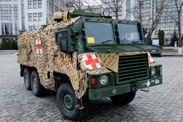 На потреби військових передали авто для евакуації поранених