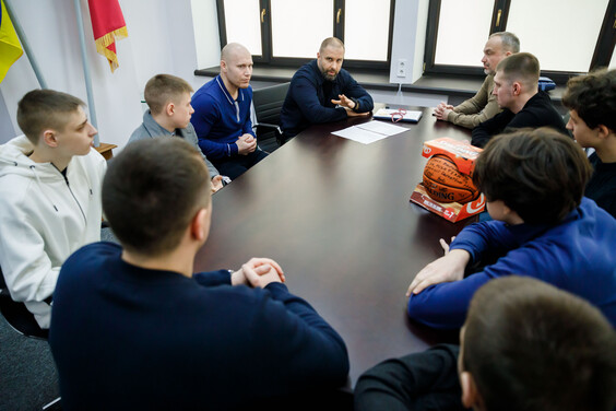 Олег Синєгубов зустрівся з гравцями баскетбольної команди «Ukraine Push Team»