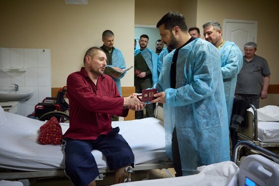 Президент на Харківщині відвідав поранених військовослужбовців і вручив їм нагороди