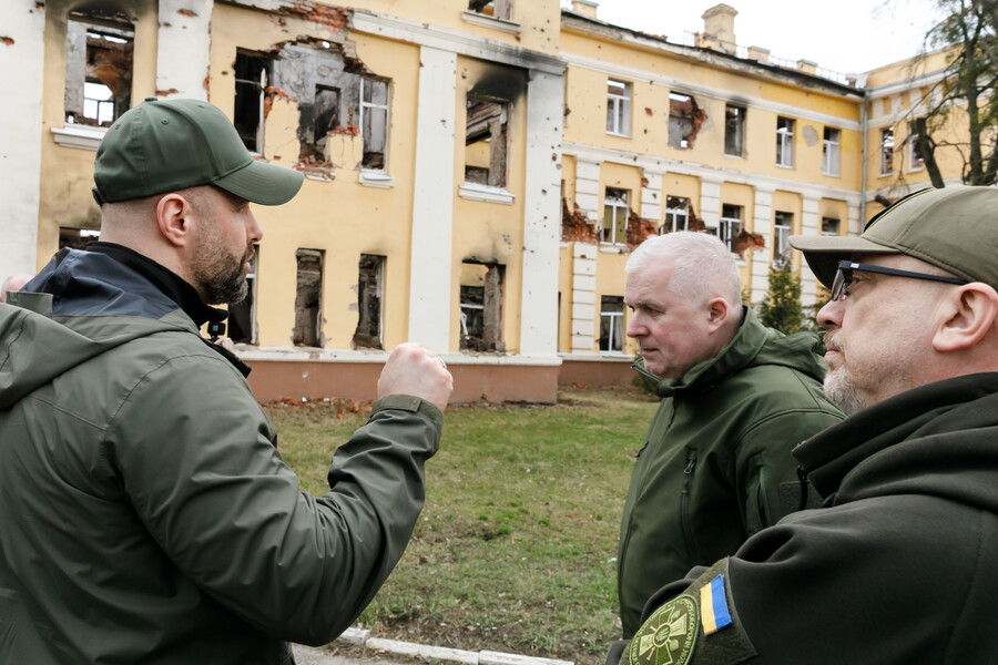 Міністрам оборони України та Литви показали наслідки повномасштабного вторгнення на Харківщині