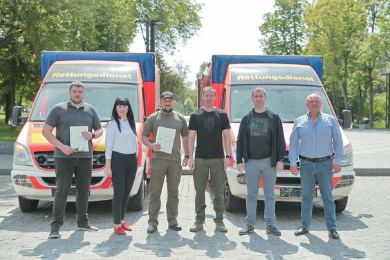 Харківська область від міжнародних партнерів отримала два санітарні автомобілі