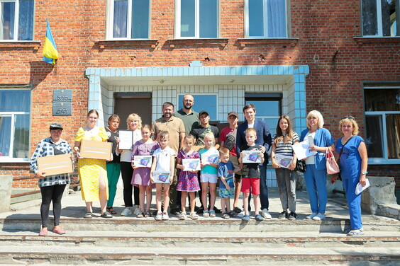 Понад 500 планшетів і хромбуків передали учням 3 громад Харківської області