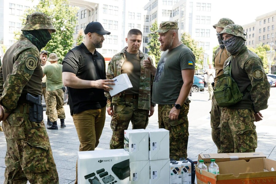 Військовослужбовцям Харківщини передали лазнево-пральний комплекс, легкові авто та «швидкі»