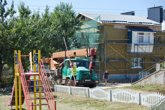 У Дергачах відновлюють 17 багатоквартирних будинків, постраждалих в результаті ворожих обстрілів