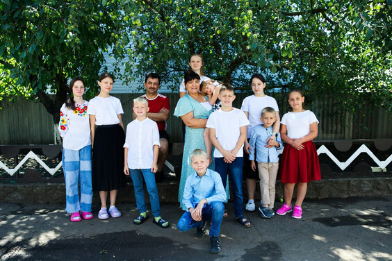Багатодітній родині з Кегичівки від Фундації Олени Зеленської передали матеріали для ремонту будинку та гаджети