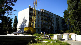 У Чугуєві відновлюють два багатоквартирні будинки, пошкоджені російськими обстрілами