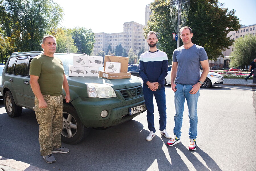 Українські захисники отримали ноутбуки та квадрокоптери
