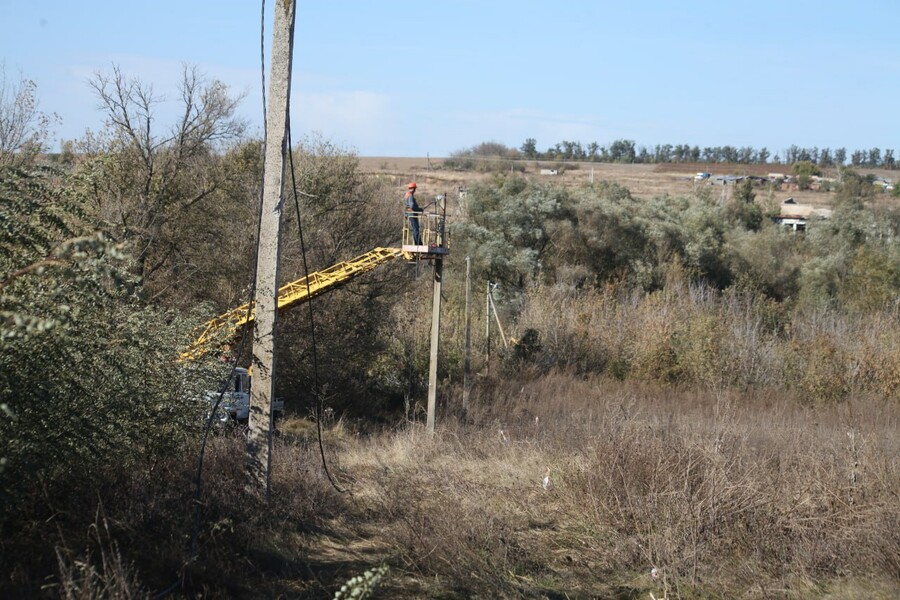 У селі Донецьке першим споживачам відновили електропостачання