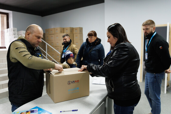 Діти в постраждалих громадах Харківщини отримують зимові речі від ЮНІСЕФ