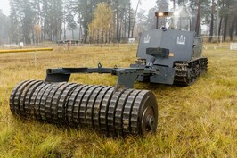 Рятувальникам Харківщини передали першу в Україні машину для підготовки ґрунту до розмінування