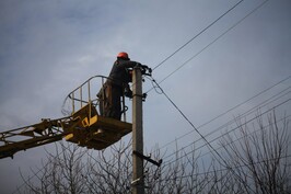 Через ворожі обстріли на Харківщині без електроенергії залишаються понад 16 тисяч споживачів