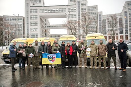 Українським захисникам передали 4 автівки «швидкої» допомоги