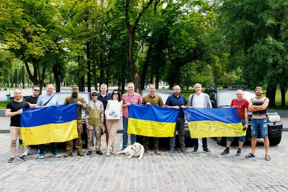 Українські захисники отримали автомобілі та дрон