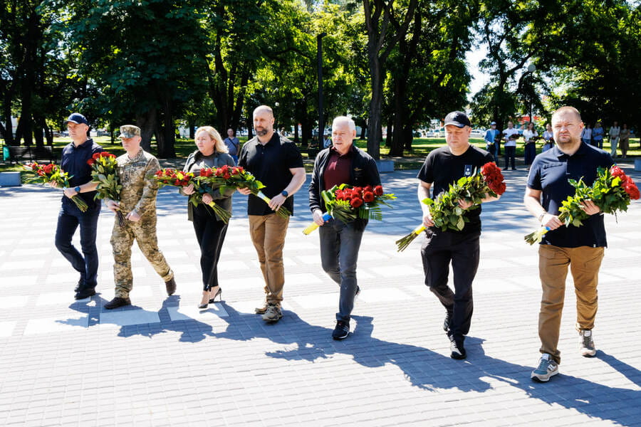 У День Конституції Олег Синєгубов вшанував пам'ять полеглих Захисників і Захисниць України