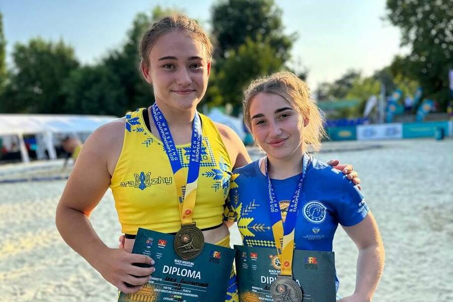 Борчині з Харківщини посіли призові місця на чемпіонаті Європи з пляжної боротьби