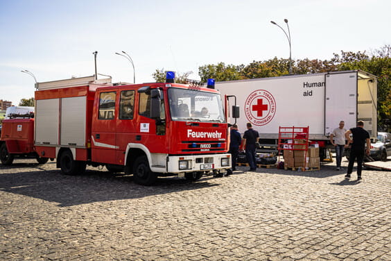 Пожежна охорона громад Харківщини отримала гуманітарні набори та автоцистерну