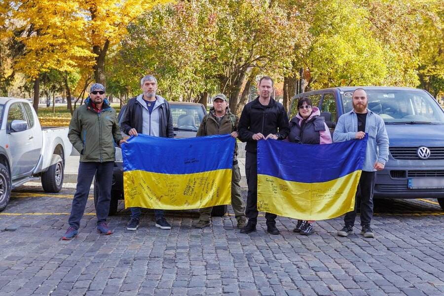 Військовим, які протистоять ворогу на Харківському напрямку, передали п'ять автомобілів