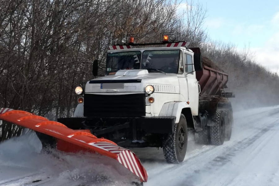 На державних і місцевих дорогах Харківщини працює 85 одиниць техніки