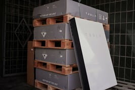 Медзакладам Харківщини передали системи Tesla Powerwall, комп'ютерне обладнання та ліки