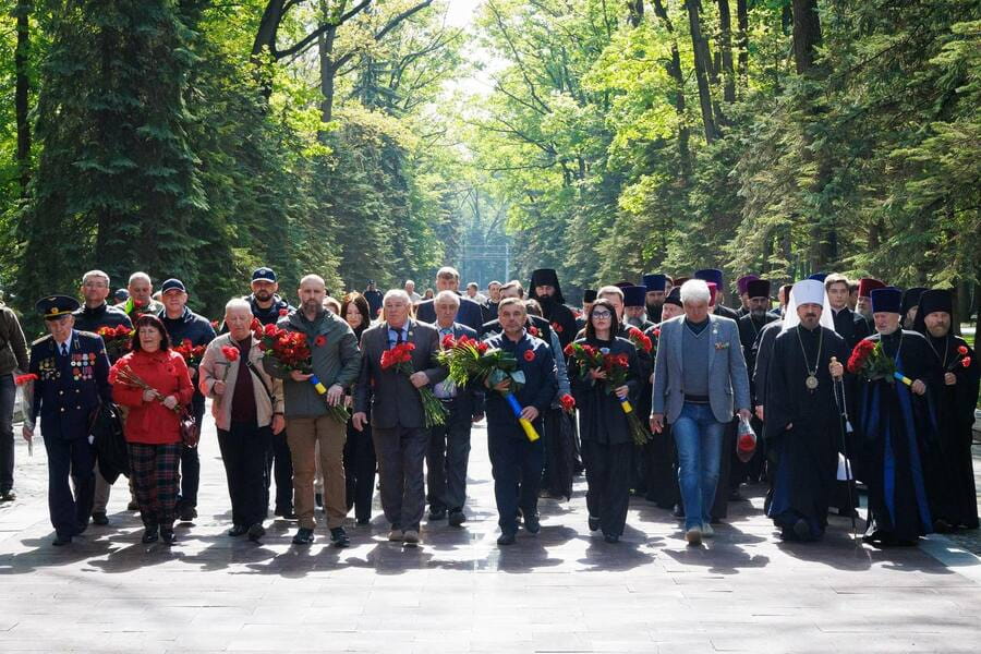 Олег Синєгубов вшанував пам’ять полеглих у Другій світовій війні Олег Синєгубов вшанував пам’ять полеглих у Другій світовій війні