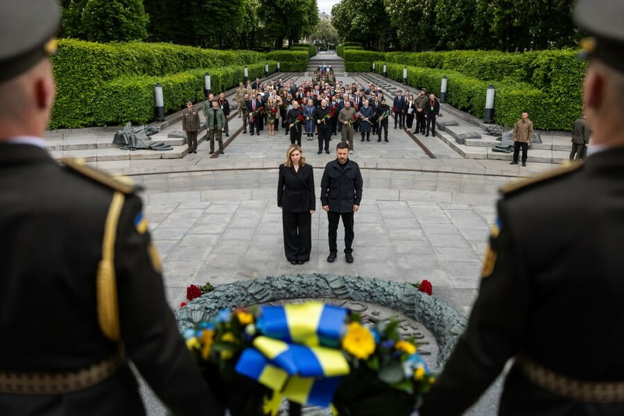 Президент і перша леді вшанували пам’ять загиблих у Другій світовій війні Президент і перша леді вшанували пам’ять загиблих у Другій світовій війні