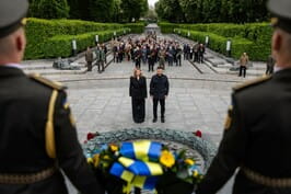 Президент і перша леді вшанували пам’ять загиблих у Другій світовій війні Президент і перша леді вшанували пам’ять загиблих у Другій світовій війні