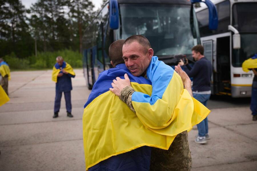Із російського полону повернулися ще 30 українських захисників з Харківщини – Олег Синєгубов Із російського полону повернулися ще 30 українських захисників з Харківщини – Олег Синєгубов