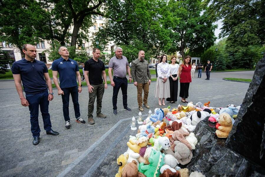 Олег Синєгубов вшанував пам’ять дітей, які загинули внаслідок збройної агресії рф Олег Синєгубов вшанував пам’ять дітей, які загинули внаслідок збройної агресії рф
