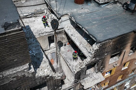Рятувальники з інших областей залучені до ліквідації наслідків обстрілів на Харківщині Рятувальники з інших областей залучені до ліквідації наслідків обстрілів на Харківщині