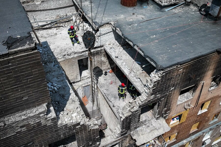 Рятувальники з інших областей залучені до ліквідації наслідків обстрілів на Харківщині Рятувальники з інших областей залучені до ліквідації наслідків обстрілів на Харківщині