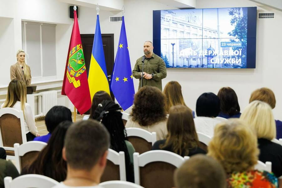 Начальник Харківської ОВА Олег Синєгубов привітав держслужбовців області з професійним святом Начальник Харківської ОВА Олег Синєгубов привітав держслужбовців області з професійним святом