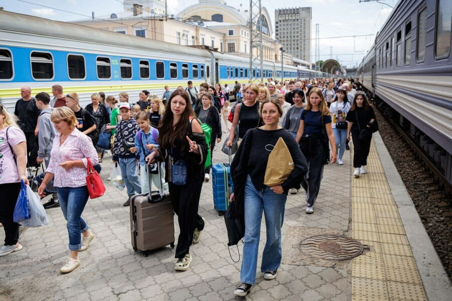 За ініціативи ХОВА на відпочинок до табору «Артек» вирушили 179 дітей Харківщини За ініціативи ХОВА на відпочинок до табору «Артек» вирушили 179 дітей Харківщини
