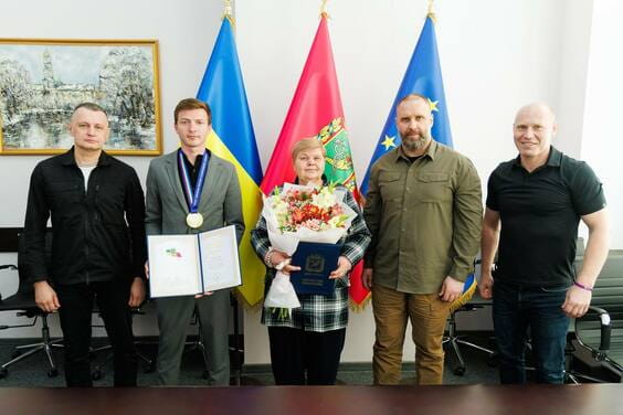 Олег Синєгубов привітав із «золотом» фехтувальника Романа Свічкара та його тренера Олег Синєгубов привітав із «золотом» фехтувальника Романа Свічкара та його тренера
