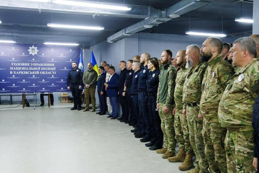Олег Синєгубов відзначив поліцейських Харківщини з нагоди 10-ї річниці створення Національної поліції України Олег Синєгубов відзначив поліцейських Харківщини з нагоди 10-ї річниці створення Національної поліції України