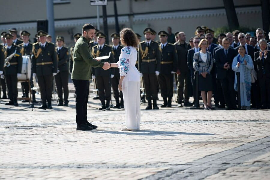 Президент України Володимир Зеленський вручив паспорт спортсменці з Харківщини Президент України Володимир Зеленський вручив паспорт спортсменці з Харківщини
