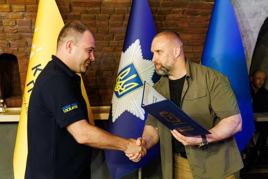 Олег Синєгубов привітав працівників кіберполіції Харківщини з 16-річчям створення відомства Олег Синєгубов привітав працівників кіберполіції Харківщини з 16-річчям створення відомства