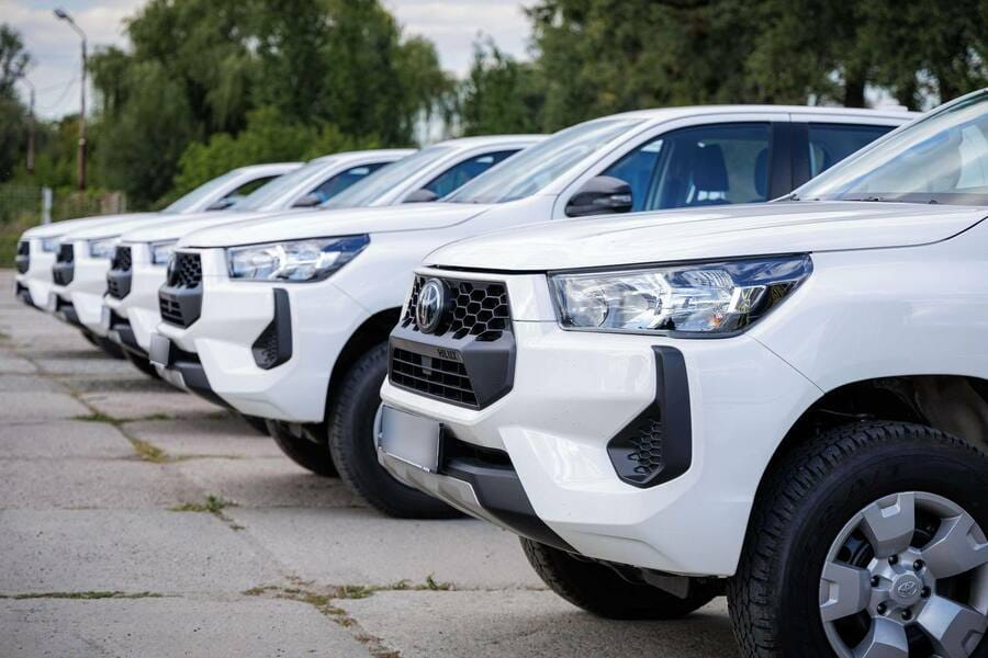«Разом із громадами Ізюмського району передали 5 пікапів для 633 батальйону Збройних сил України», – Олег Синєгубов