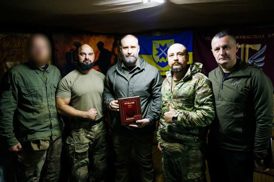 Олег Синєгубов зустрівся на позиціях з бійцями 77-ї окремої аеромобільної Наддніпрянської бригади ДШВ ЗС України