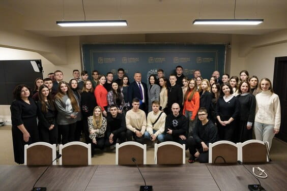 У Харківській ОВА відбувся відкритий діалог студентської спільноти із заступником Міністра молоді та спорту України