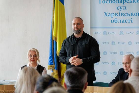 Олег Синєгубов привітав працівників суду з професійним святом