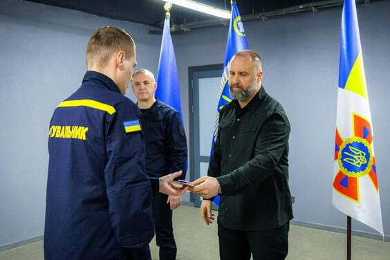 Начальник Харківської ОВА Олег Синєгубов передав державні нагороди рятувальникам області