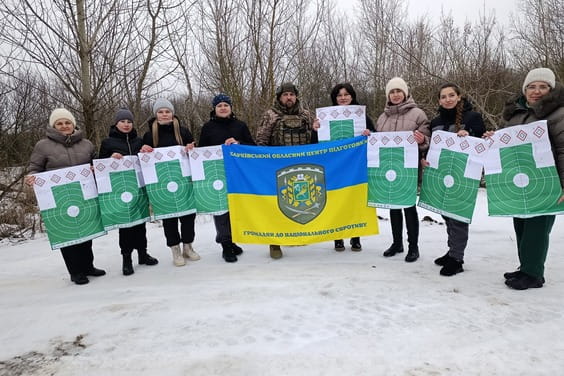 Співробітниці Вовчанської міської військової адміністрації успішно завершили курс підготовки до національного спротиву