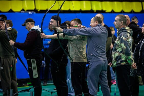 Захисники і захисниці, які проходять реабілітацію на Харківщині, взяли участь у турнірі зі стрільби з лука